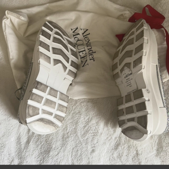 Authentic Alexander McQueen Tread slick - Picture 2 of 2
